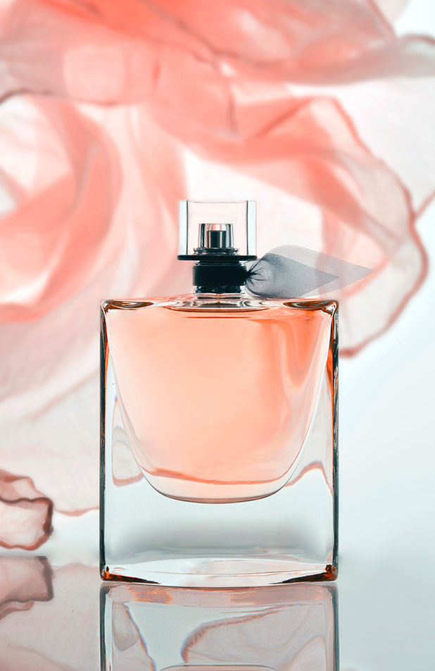 Close up photo of a perfume bottle